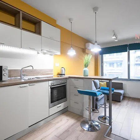 Color Block, Nilie Hospitality Mgmt * סלוניקי